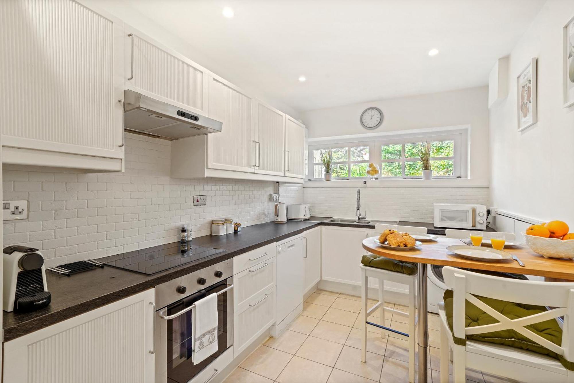 3 Bedroom Mews Home - Clapham Common - Free Private Parking - Sleeps 5 - Newly Refurbished - Sweetpea & Pillow Properties Londýn Exteriér fotografie