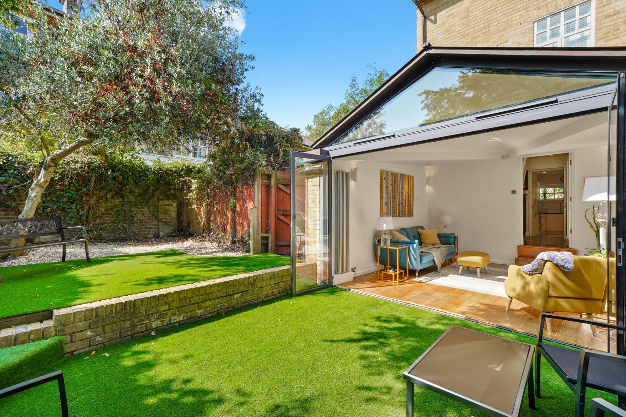 3 Bedroom Mews Home - Clapham Common - Free Private Parking - Sleeps 5 - Newly Refurbished - Sweetpea & Pillow Properties Londýn Exteriér fotografie