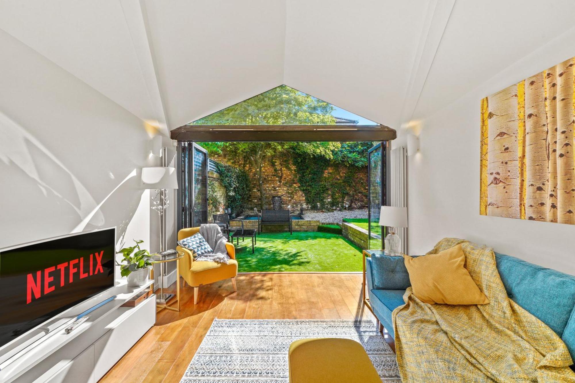 3 Bedroom Mews Home - Clapham Common - Free Private Parking - Sleeps 5 - Newly Refurbished - Sweetpea & Pillow Properties Londýn Exteriér fotografie